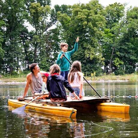 Junge Menschen im Treibgut Naturcamp